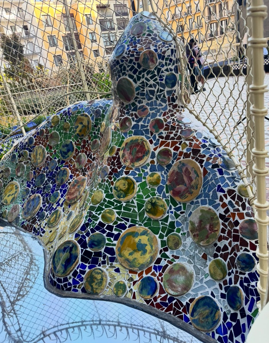 vickyvidal1's tweet photo. #FelizJueves a tod@s! ☀️☕️

#JuevesDeArquitectura 
La fachada posterior de la bellísima @CasaBatlloGaudi 

"La originalidad consiste en el retorno a los orígenes". 
✍🏻 Antoni Gaudí 
📷 by me https://t.co/wnB8EzyGLP