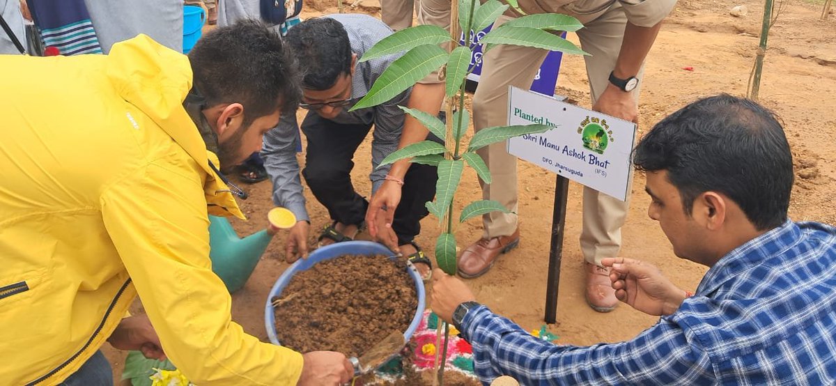 Ek Ped Maa Ke naam was organised by State Forest Department and MCL, Lakhanpur Area in Durlaga of Jharsuguda District. Hon'ble MLA, Jharsuguda, Collector, Jharsuguda, DFO, Officials of Lakhanpur Area,School children, Local people and various NGOs participated in the event.