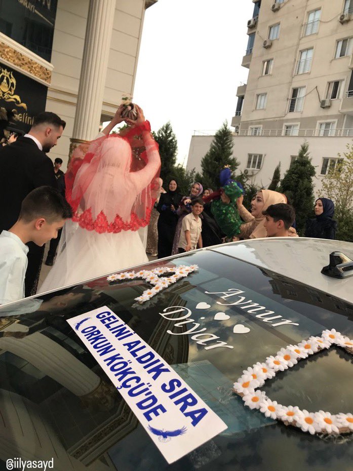 😅 Bir düğün arabasının üzerindeki yazı: “Gelini aldık, sıra Orkun Kökçü’de”