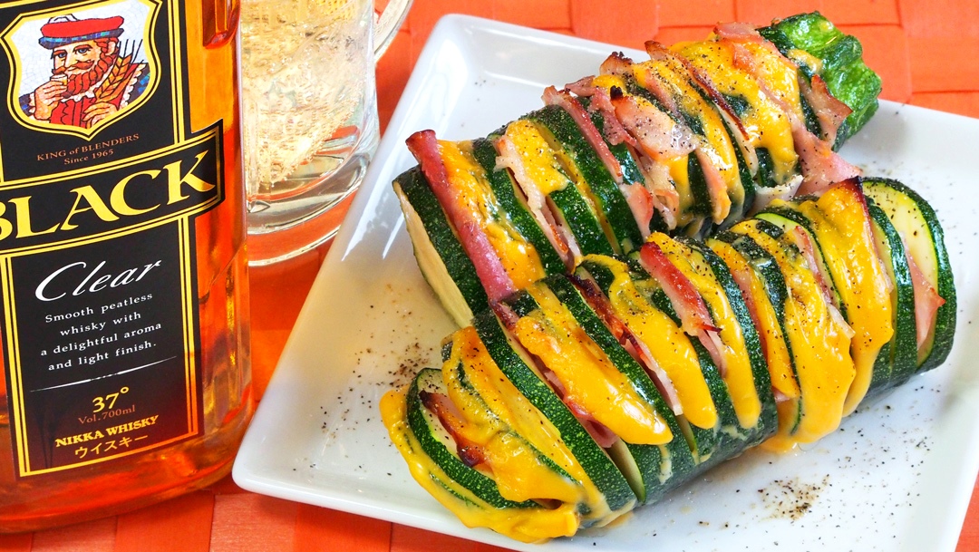 nikka_jp's tweet image. ✨今宵は旬の夏野菜おつまみ~!
\ハッセルバック・ズッキーニ/
ズッキーニに切れ目を入れ、チーズとベーコンを交互に挟む!オリーブ油をかけてトースターで焼き、塩胡椒を振って完成じゃ!ジューシーなズッキーニにチーズとベーコンの旨み! #ブラックニッカ クリアのハイボールでキマリじゃな!