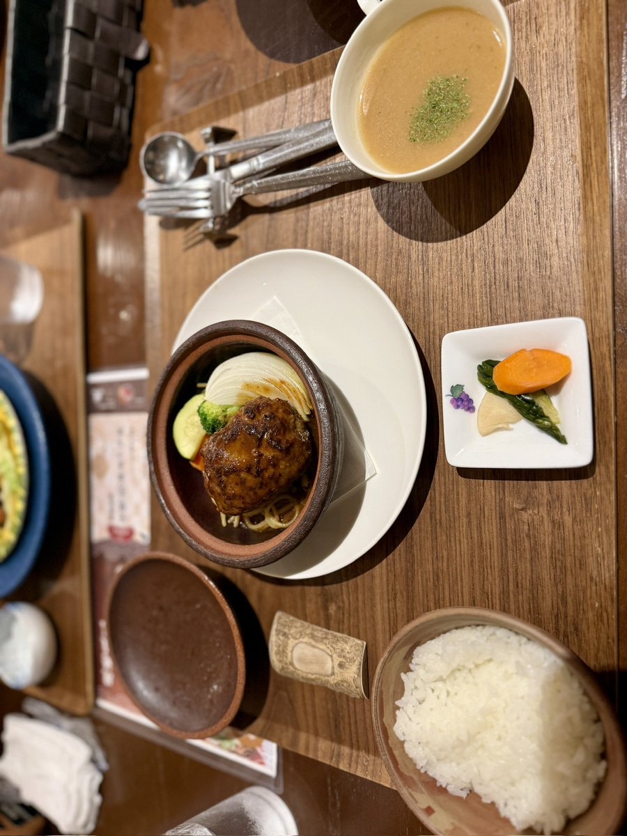 MeSC_x's tweet image. MANIWAeスポーツクラブアンバサダーのルオンです!今日はご飯屋さんの紹介です!ここは真庭あぐりガーデンさんです!ここはメニューを頼むとサラダが取り放題で野菜も新鮮で僕はハンバーグを食べました!全部美味しかった!これからはゲームはもちろん真庭の色々な場所も紹介して行きます!
#真庭