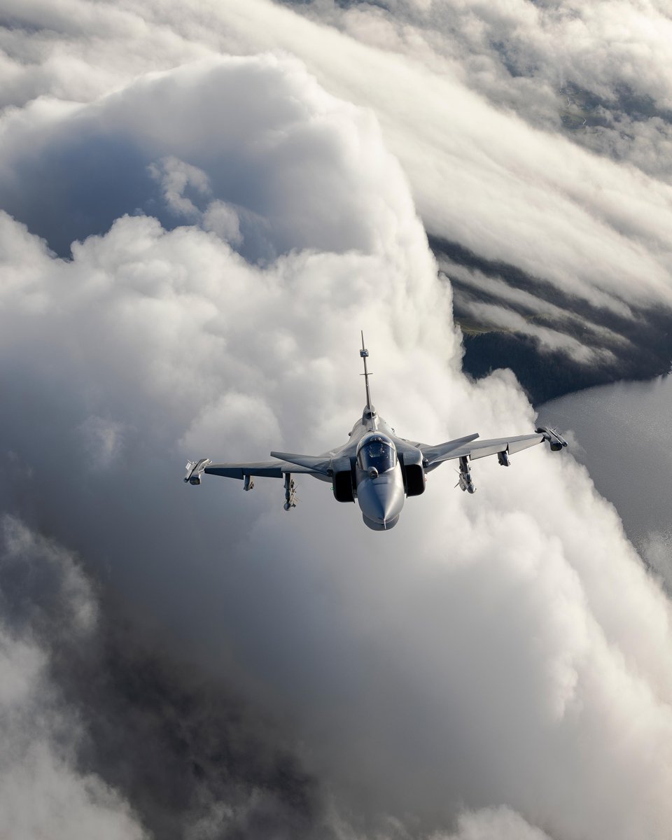 Saab's tweet image. Did you know? 💭
Gripen E´s Electronic Warfare system has full 360-degree spherical coverage combined with passive countermeasures as well as an active jamming capability.