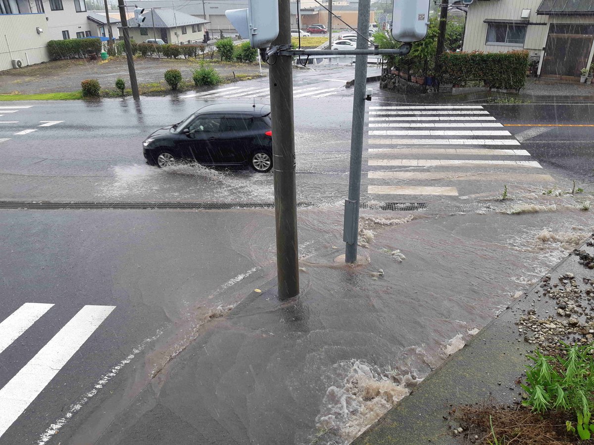 #豪雨
パトロール/状況報告
国道291号線 恵久保交差点 渋川市吹屋地内
道路冠水！！ 側溝逆流！！ 通行注意！！
#群馬県建設業協会 #建設業協会 #建設業 #群馬県
2025/07/10 15:12 1