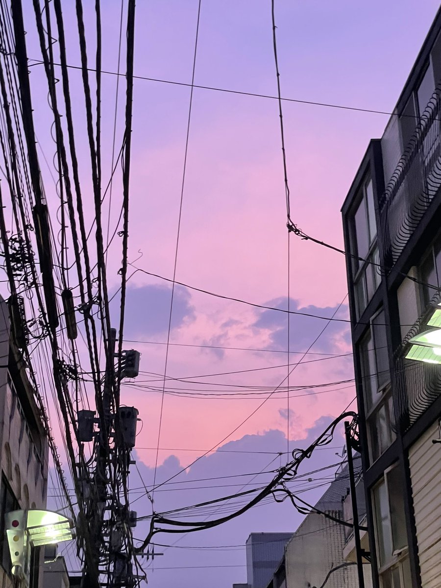 ふと足を止めて写真を撮ってしまった空
みたいなバンドでありたい。

解釈は見つけてくれたその人次第で
綺麗だと思う日もあれば
寂しくなる日もあっていい。

そして、日々が忙しくて見上げる余裕がなくたっていつでもちゃんと近くにいる。
そんなバンドで、音楽でありたい。
#なきごとマジックアワー