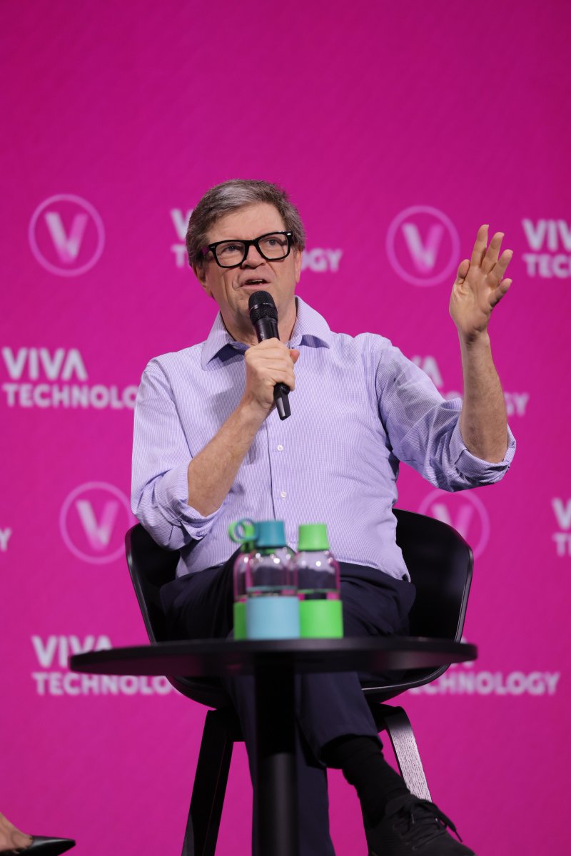 VivaTech's tweet image. Meet the minds shaping AI 🤖
From building core tech to tackling ethics, these leaders shared their vision at #VivaTech:
Jensen Huang (@nvidia) & @ArthurMensch (@MistralAI)
Sarah @thefriley (@OpenaI)
@fidjissimo (@Instacart/OpenAI)
@ylecun (@Meta)
@Thom_Wolf (@huggingface)