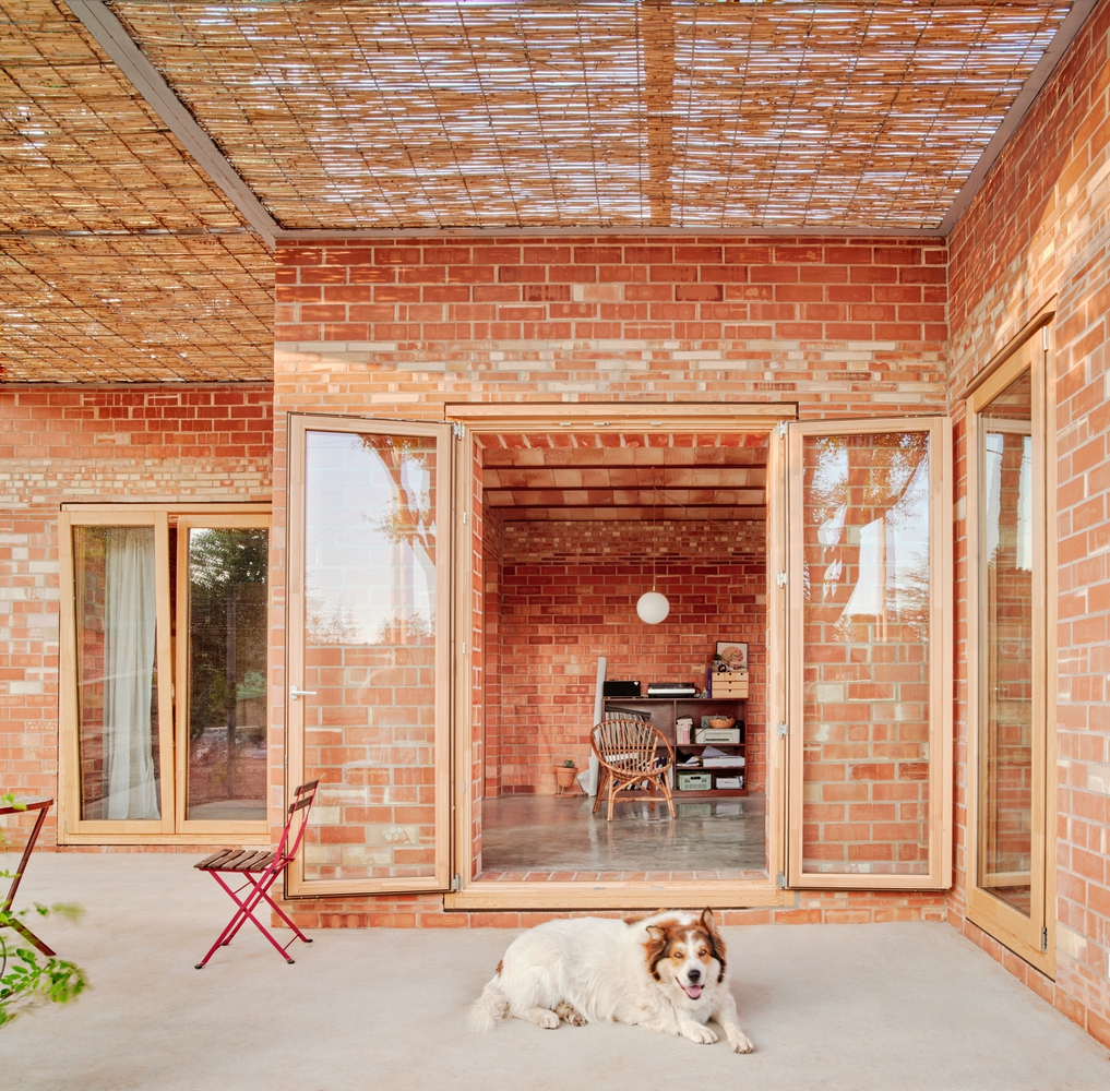 GJ House by Alventosa Morell Arquitectes
Spain 🇪🇸

ow.ly/awVI50WnqZv