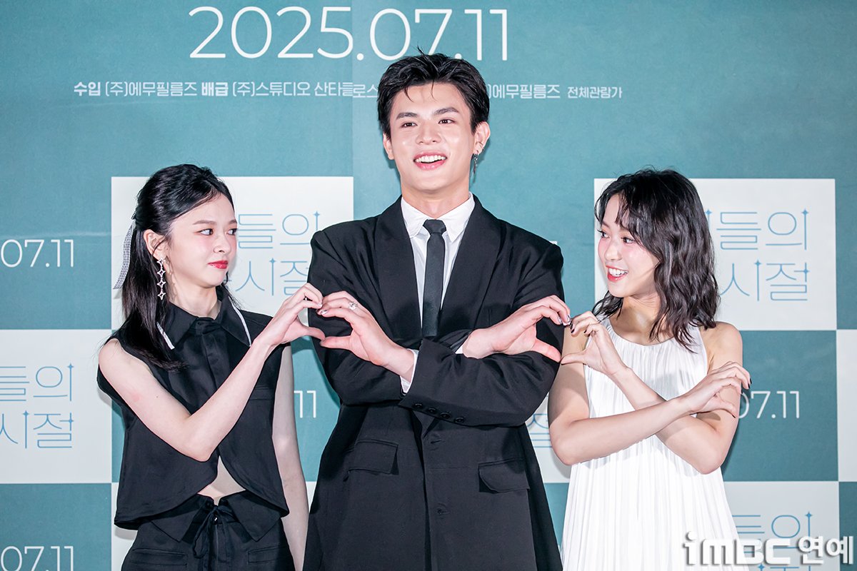 imbcenews's tweet photo. [포토] 진연비 구이태 항첩여, 내한했습니다~
#우리들의교복시절 #夜校女生 #TheUniform #영화개봉
#진연비 #陳姸霏 #BuffyChen #항첩여 #項婕如 #ChloeXiang
#구이태 #邱以太 #BruceChiu #언론시사회_250710 [iMBC 연예]

‘우리들의 교복시절’ 대만 명문고 야간반에 입학한 '아이'와 같은 책상을 쓰는 주간반 엘리트 '민'이 절친이 되지만, 제일고 인기남 '루커'를 동시에 좋아하며 삼각관계가 되는 이야기.

오는 11일 개봉.

⬇️고화질 Click Plz⬇️
https://t.co/Nq1yUsM6le
