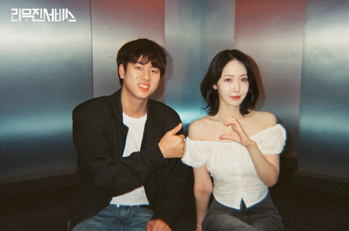 mujin_plz's tweet image. 리무진서비스 172회 비하인드 필름 도착💌
이 세상에서 제일 아름다운
신비 X 무진 듀엣으로
세상 하늘을 다 끌어안은 느낌,,💞
모두 두 사람의 화음에 귀를 맡기면 돼~
@VIVIZ_official
@BPM_LMJ
#신비 #SINB #비비지 #VIVIZ
#이무진 #LEEMUJIN #리무진서비스