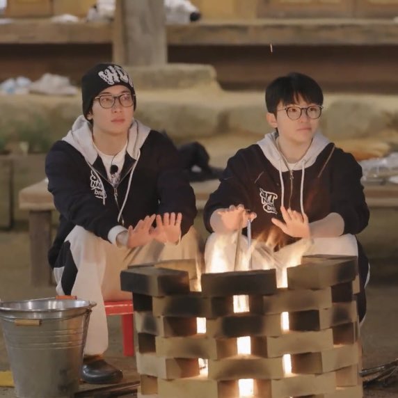 우리~ 아궁이 같은 전웆 해요~
자그만 땔감 하나에도 기분이 좋아질 수 있게요