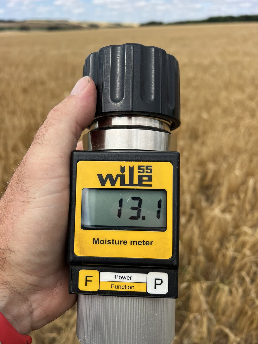 And away we go for #harvest25 here on the <a href="/LincsWoldsNL/">Lincs Wolds National Landscape</a> harvesting <a href="/Syngenta/">Syngenta</a> Craft W Barley.