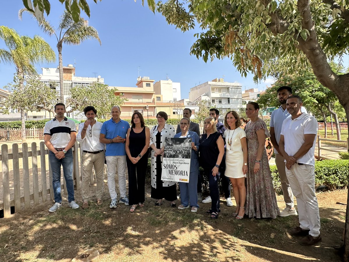 Vox_Fuengirola's tweet image. Acto a favor de las víctimas del terrorismo. 

Desde VOX, no haremos ninguna concesión a los terroristas y siempre estaremos del lado de las víctimas que ven como otros partidos blanquean la historia, haciendo gente de paz a los mismos que tienen las manos manchadas de sangre.