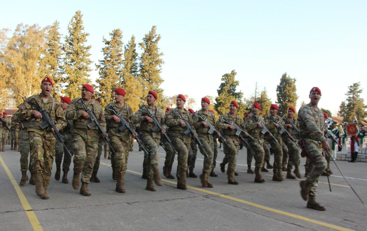 "El Día que la Sal Inglesa Desfiló Más Rápido que el Regimiento"
Como el tiempo ya prescribió, hoy te lo puedo contar. En mi encarnación anterior, formaba parte de una división técnica del Ejército, en el área de comunicaciones.
Mi rol me mantenía en una esfera algo invisible,