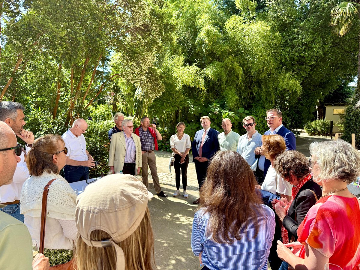 🌿 Au Parc Emmanuel Liais, le maire <a href="/ArriveBenoit/">Arrivé Benoît</a> et <a href="/BertrandLefranc/">Lefranc Bertrand</a> accompagnés des agents ont présenté au jury <a href="/VVFleuris/">Villes et Villages Fleuris</a> leur engagement pour une ville + verte, + résiliente et + respectueuse de la biodiversité 🌻 Objectif : renouveler le label 4 fleurs.