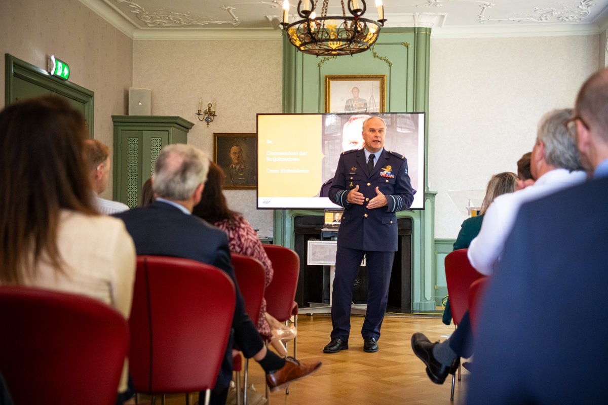 CDS_Defensie's tweet image. Onze veiligheid rust op drie pijlers: krijgsmacht, samenleving en industrie. Die laatste kan pas opschalen als er gericht en op tijd wordt geïnvesteerd. Daarom zijn #investeerders geen randvoorwaarde, maar een belangrijk onderdeel van onze #paraatheid. 👉 defensie.nl/actueel/nieuws…