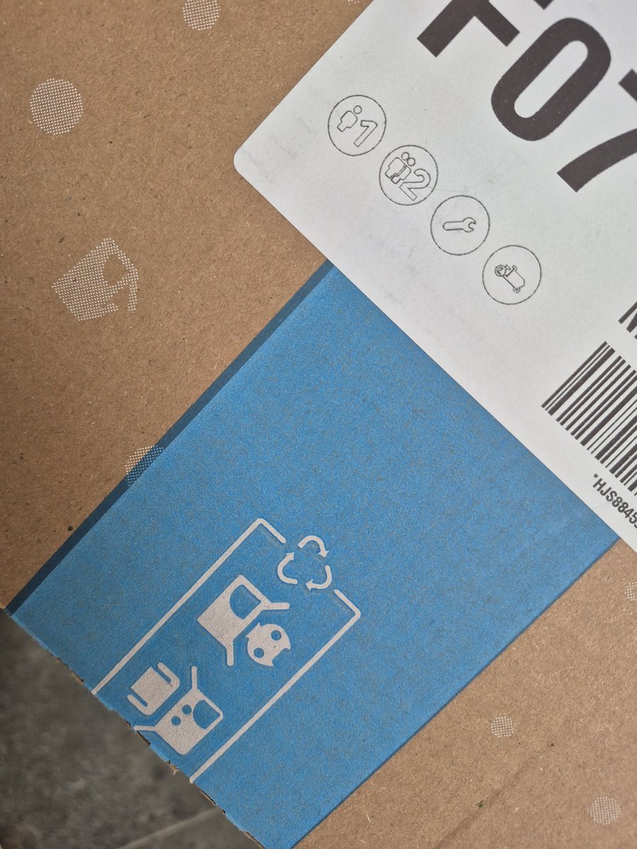 Echt schandalig van <a href="/Coolblue_NL/">Coolblue</a>. Volgens hun SMS zou de #Coolblue bezorger er om 15:24 zijn, maar toen het 15:24u werd, heb ik nog 18 (ACHTTIEN!) seconden moeten wachten voordat de deurbel ging en ik m'n pakketje kreeg. Schande!

(PS Goed gedaan Coolblue bezorger! 👍💪)