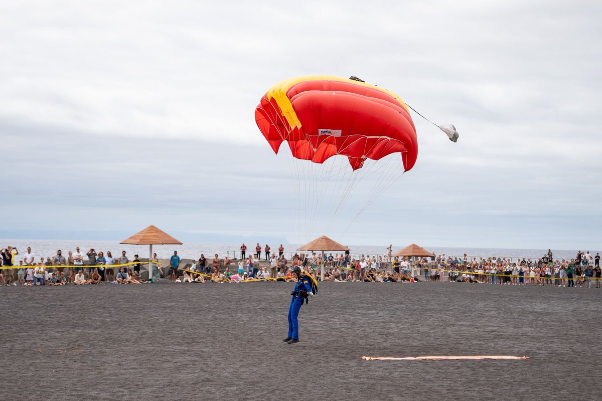 sclapalma's tweet photo. 🪂✨
La Patrulla Acrobática de Paracaidismo del Ejército del Aire y del Espacio (PAPEA) y el 802 Escuadrón SAR hizo su primera exhibición en Santa Cruz de La Palma.
#BajadaDeLaVirgen2025 #SantaCruzDeLaPalma #PAPEA #SAR #ExhibiciónAérea #FiestasLustrales https://t.co/VkNnTcWOk7