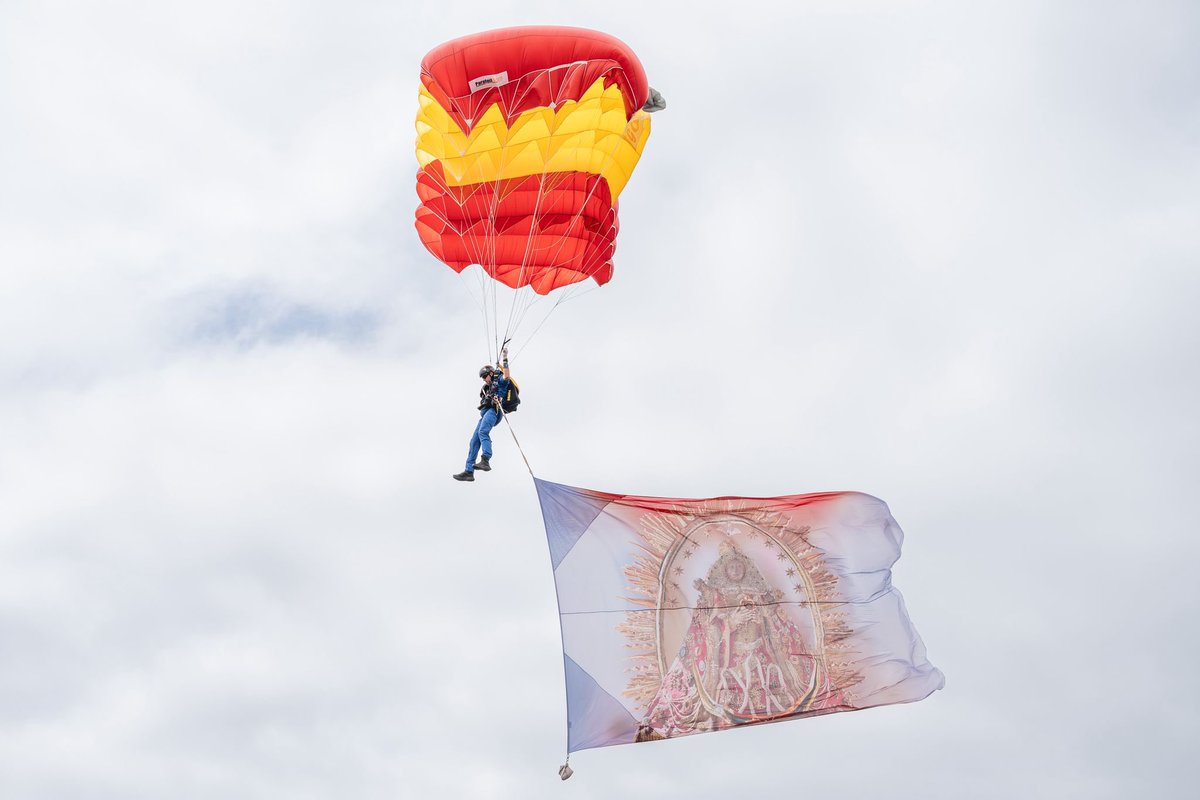 sclapalma's tweet photo. 🪂✨
La Patrulla Acrobática de Paracaidismo del Ejército del Aire y del Espacio (PAPEA) y el 802 Escuadrón SAR hizo su primera exhibición en Santa Cruz de La Palma.
#BajadaDeLaVirgen2025 #SantaCruzDeLaPalma #PAPEA #SAR #ExhibiciónAérea #FiestasLustrales https://t.co/VkNnTcWOk7