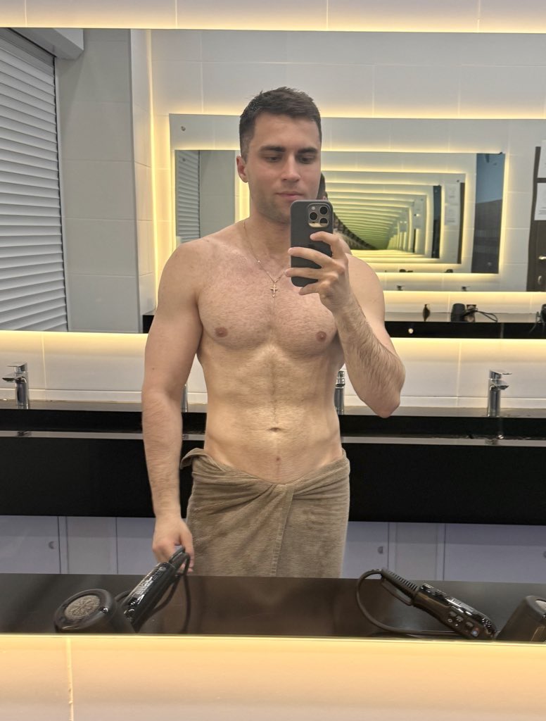 Неожиданно много народу стало ходить летом в зал, особенно во второй половине дня, приходится, чтобы не ждать очереди на тренажер, тренить утром, жертвы, на которые он готов был пойти