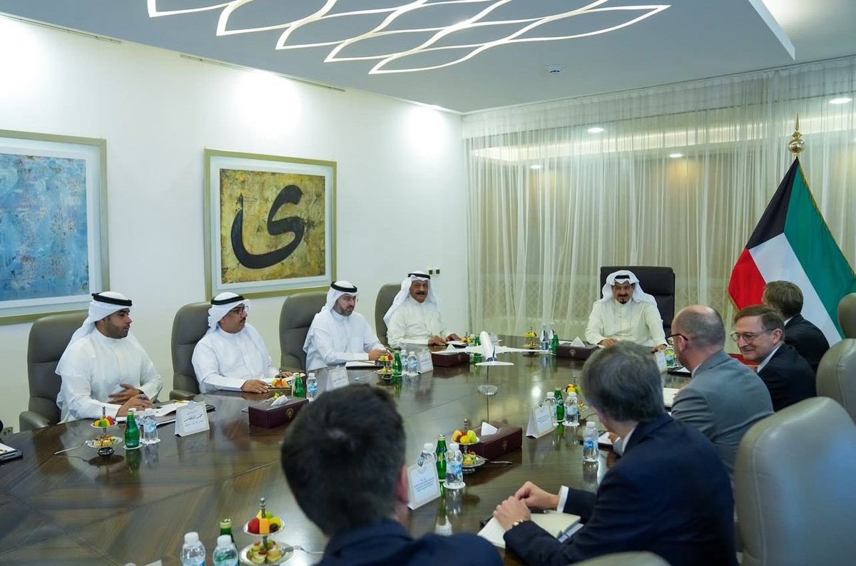 سمو رئيس مجلس الوزراء الشيخ أحمد العبدالله  يترأس اجتماعاً مع وفد من #إيرباص

- لاستعراض التعاون بين #الكويت والشركة وتطوير شراكتهما التجارية وحثها على فتح مكتب لها في الكويت