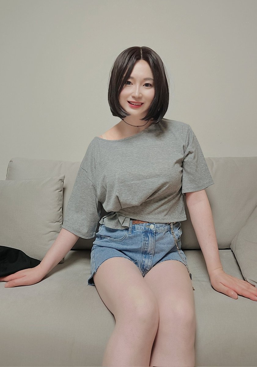 얼굴소멸 버킷햇이라고 해서 사서 써봤더니  얼굴 소멸이 아니라 얼굴 확대였다. 그래도 벙거지가 외출 때 심리적 안정감은 주더라는.. #여장 #CD #시디 #crossdresser #女装 #男の娘 #sissy