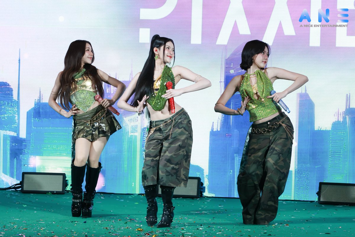 aniceentertain's tweet image. 3 สาว #PiXXiE ร่วมโชว์สร้างสีสันในงานเปิดตัวแคมเปญใหญ่แห่งปี "GrabFood Mega Sale ลดแรง ตัวจริง"
#Mabelz_PiXXiE #Pimma_PiXXiE
#Ingkho_PiXXiE
#GFMegaSaleลดแรงตัวจริง
#GrabFoodTH #GrabFood #GrabTH