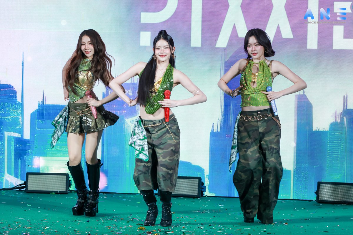 aniceentertain's tweet image. 3 สาว #PiXXiE ร่วมโชว์สร้างสีสันในงานเปิดตัวแคมเปญใหญ่แห่งปี "GrabFood Mega Sale ลดแรง ตัวจริง"
#Mabelz_PiXXiE #Pimma_PiXXiE
#Ingkho_PiXXiE
#GFMegaSaleลดแรงตัวจริง
#GrabFoodTH #GrabFood #GrabTH