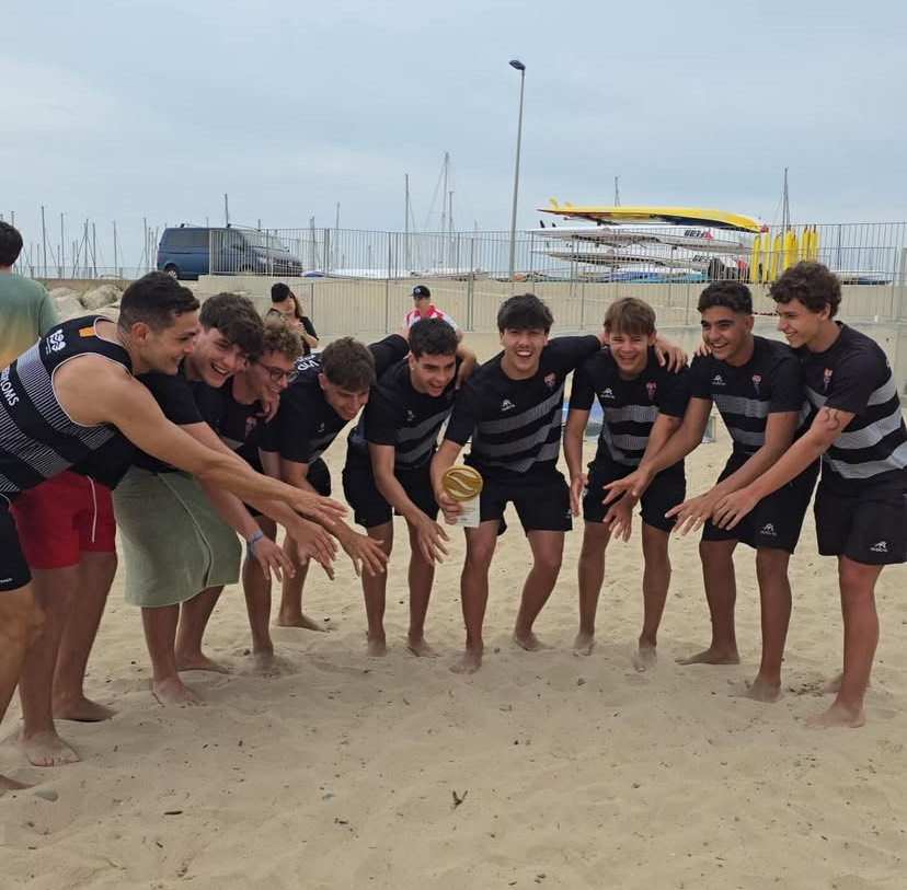 Ahir va rebre un reconeixement l'equip de categories grans de Salvament i Socorrisme del Ploms per haver aconseguit els dos Campionats de CAT (tant a la piscina com a la platja), una fita històrica que hem repetit dues temporades consecutives.
Enhorabona!
#PlomsSocorrisme