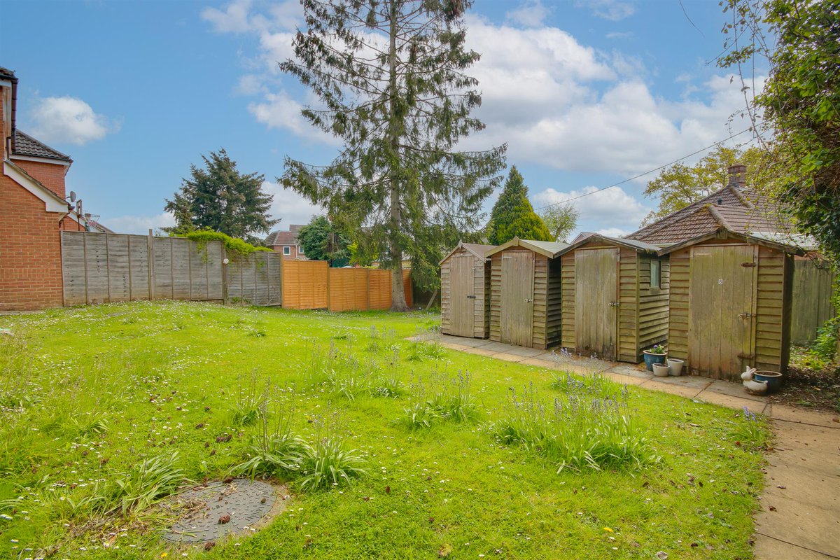 This gorgeous ground floor #flat would be the perfect starter home or investment. Situated within the heart of Hedge End Town Centre, near #Southampton and offering easy access to all local amenities. 

Info- fieldpalmer.com/properties/hed…

Call Field Palmer Bitterne 023 8042 2600