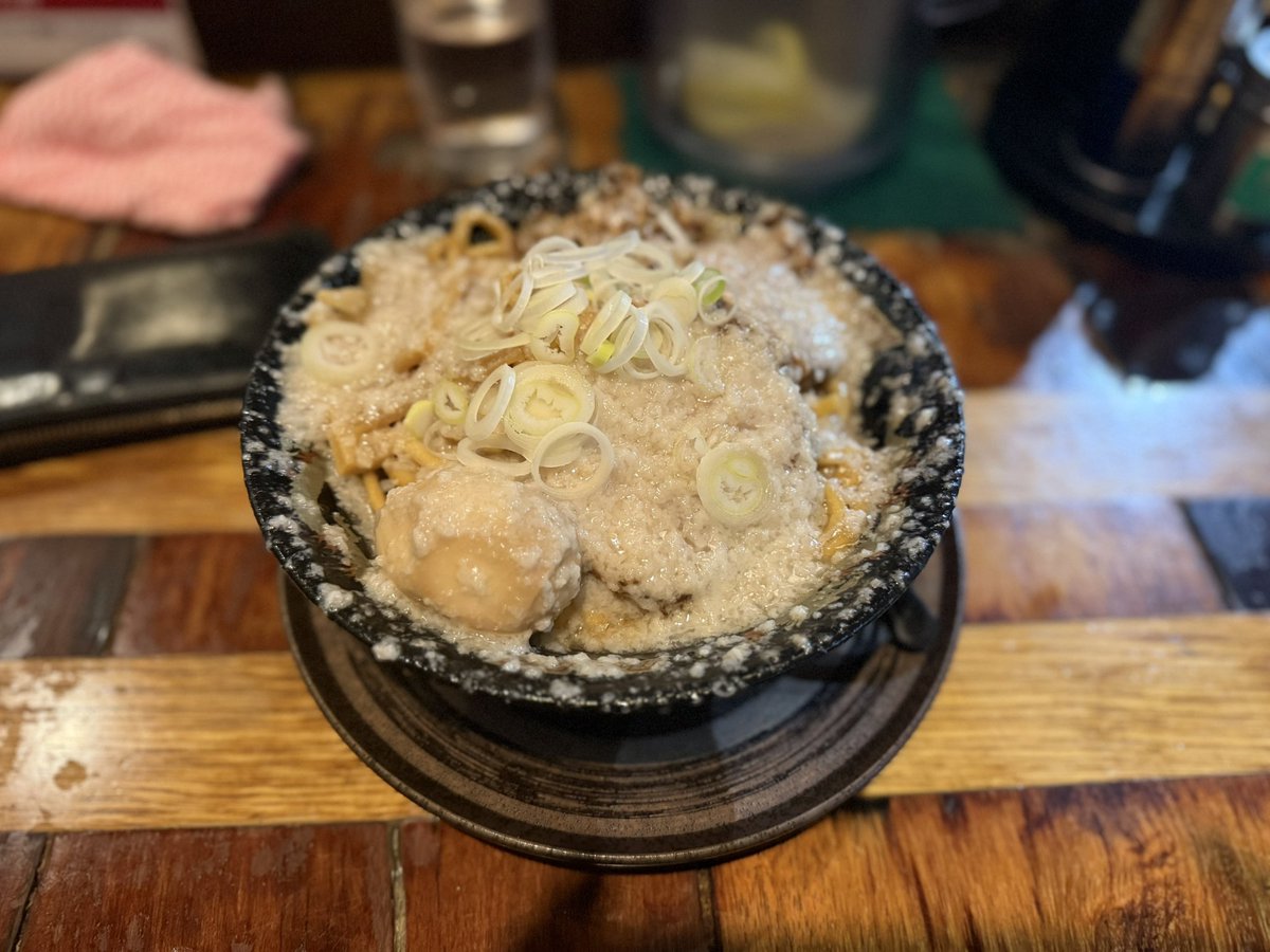 yntk_79's tweet photo. 久しぶりに平大周で爆盛油脂麺食べた
麺が硬すぎて残念だった… https://t.co/yBcRiomEYv