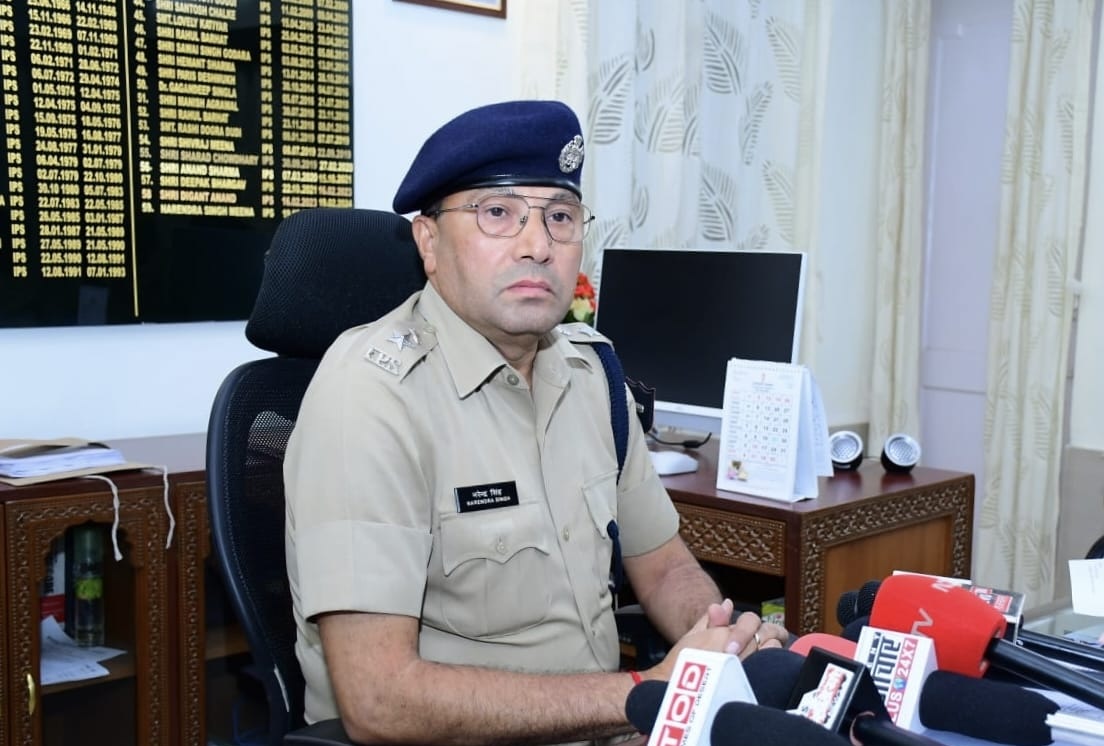 Barmer Police (@barmer_police) on Twitter photo पुलिस द्वारा अपराधियों के विरूद्व चलाया गया ऑपरेशन ऐरिया डोमिनेशन
पुलिस की 35 टीमो द्वारा 112 चिन्हित स्थानों पर दी दबिशे,
34 आरोपियो को गिरफ्तार करने मे सफलता
facebook.com/share/p/14Ezme…
<a href="/PoliceRajasthan/">Rajasthan Police</a>
<a href="/Igp_Jodhpur/">Jodhpur Range Police</a>
#RajasthanPolice
#नवीन_आपराधिक_कानून
#NewCriminalLaw2023 पुलिस द्वारा अपराधियों के विरूद्व चलाया गया ऑपरेशन ऐरिया डोमिनेशन
पुलिस की 35 टीमो द्वारा 112 चिन्हित स्थानों पर दी दबिशे,
34 आरोपियो को गिरफ्तार करने मे सफलता
facebook.com/share/p/14Ezme…
<a href="/PoliceRajasthan/">Rajasthan Police</a>
<a href="/Igp_Jodhpur/">Jodhpur Range Police</a>
#RajasthanPolice
#नवीन_आपराधिक_कानून
#NewCriminalLaw2023
