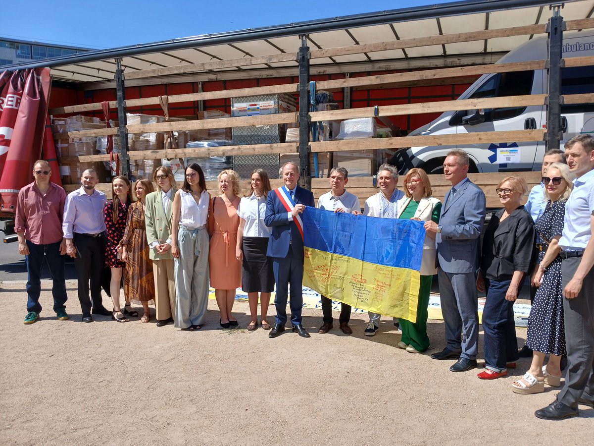 Après une nuit d’attaques meurtrières sur Kyiv, <a href="/Philippe_Goujon/">Philippe Goujon</a>, Maire de #Paris15, était présent au départ du 300e camion de l’association Safe vers l’Ukraine <a href="/FranceenUkraine/">La France en Ukraine 🇨🇵🇪🇺</a> <a href="/UKRinFRA/">Ambassade d'Ukraine en France</a> <a href="/AssociationSAF3/">Association SAFE</a> <a href="/Kyiv/">Kyiv. The City of Courage</a>