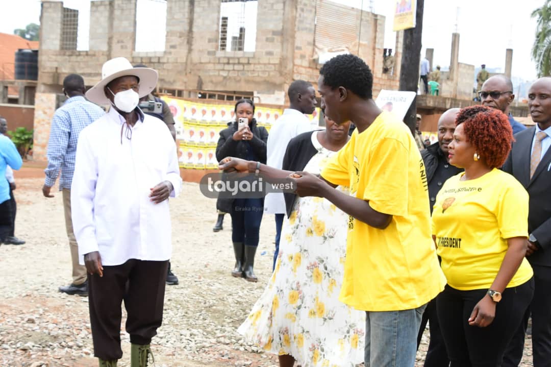 TayariWestTV's tweet photo. President @KagutaMuseveni has arrived at Kasokoso Community Grounds to engage with PDM beneficiaries operating at the auto garage and washing bay in Kasokoso Village.
#PDMTours
#TayariWestUpdates
📸 @Adolf4shizo https://t.co/LpNSS3QfEf