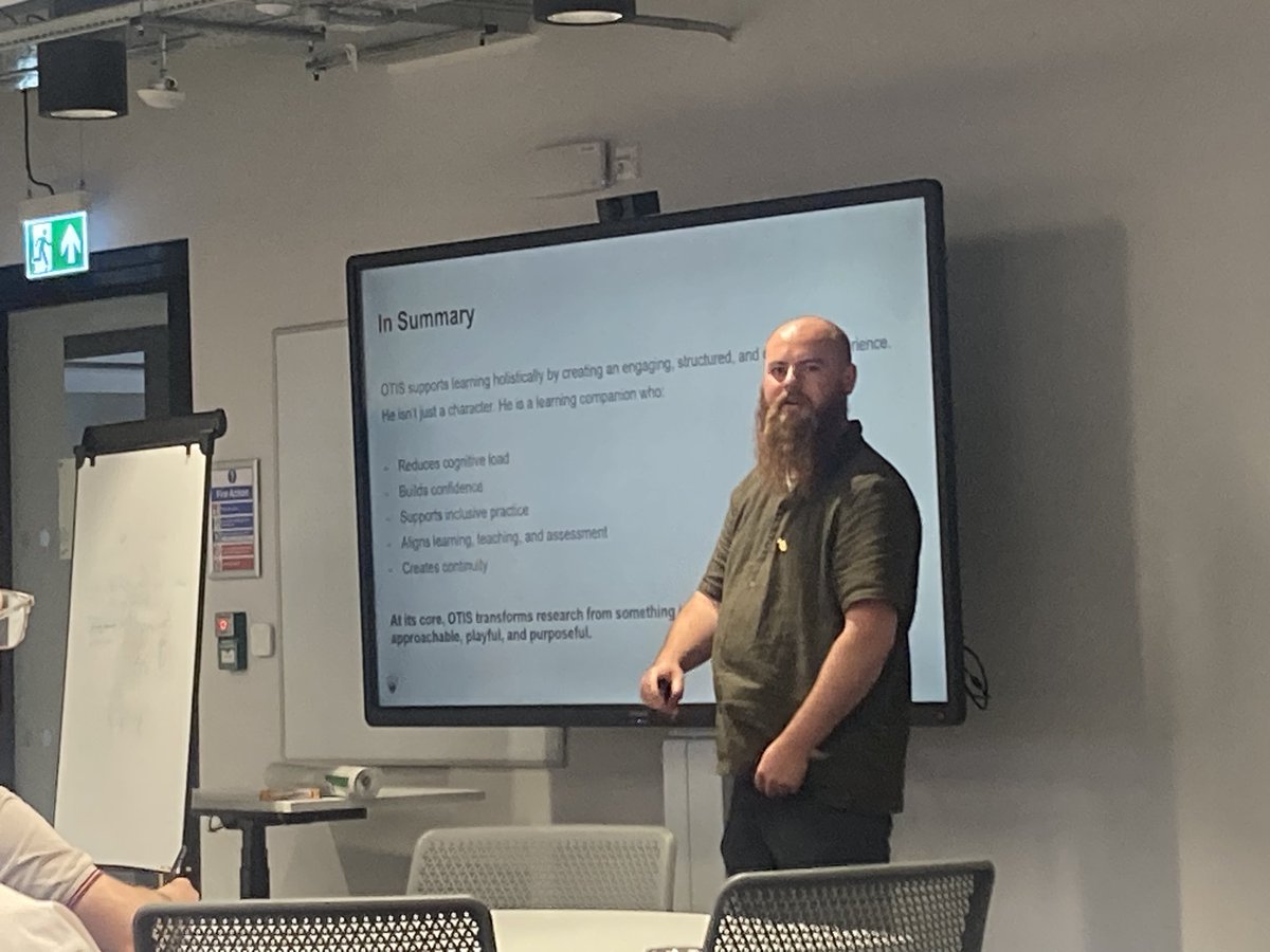 DrAimeeQuicks's tweet image. The superb Efan Johnson presenting an interactive and creative session on designing learning support interventions - some really exciting ideas coming out of this in just 30 mins @LeedsTrinity @LTU_CELT