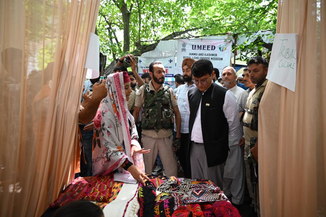 DCBaramulla's tweet photo. Jashn-e-sarhad lit up Shahdara Sharief, Uri with Sufi music, cultural vibrancy &amp; community outreach under #VibrantVillagesProgramme Phase-II. A celebration of tradition, tourism &amp; development at the border.
@OfficeOfLGJandK 
@CM_JnK 
@diprjk 
@mingasherpa 
@ddnewsSrinagar https://t.co/5pjyddGB6z