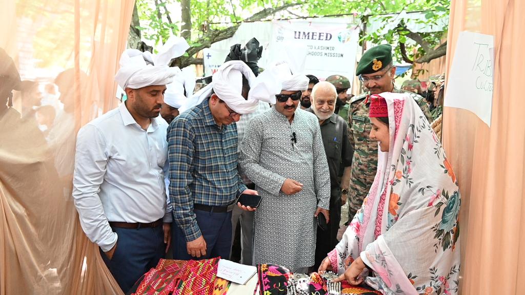 DCBaramulla's tweet photo. Jashn-e-sarhad lit up Shahdara Sharief, Uri with Sufi music, cultural vibrancy &amp; community outreach under #VibrantVillagesProgramme Phase-II. A celebration of tradition, tourism &amp; development at the border.
@OfficeOfLGJandK 
@CM_JnK 
@diprjk 
@mingasherpa 
@ddnewsSrinagar https://t.co/5pjyddGB6z