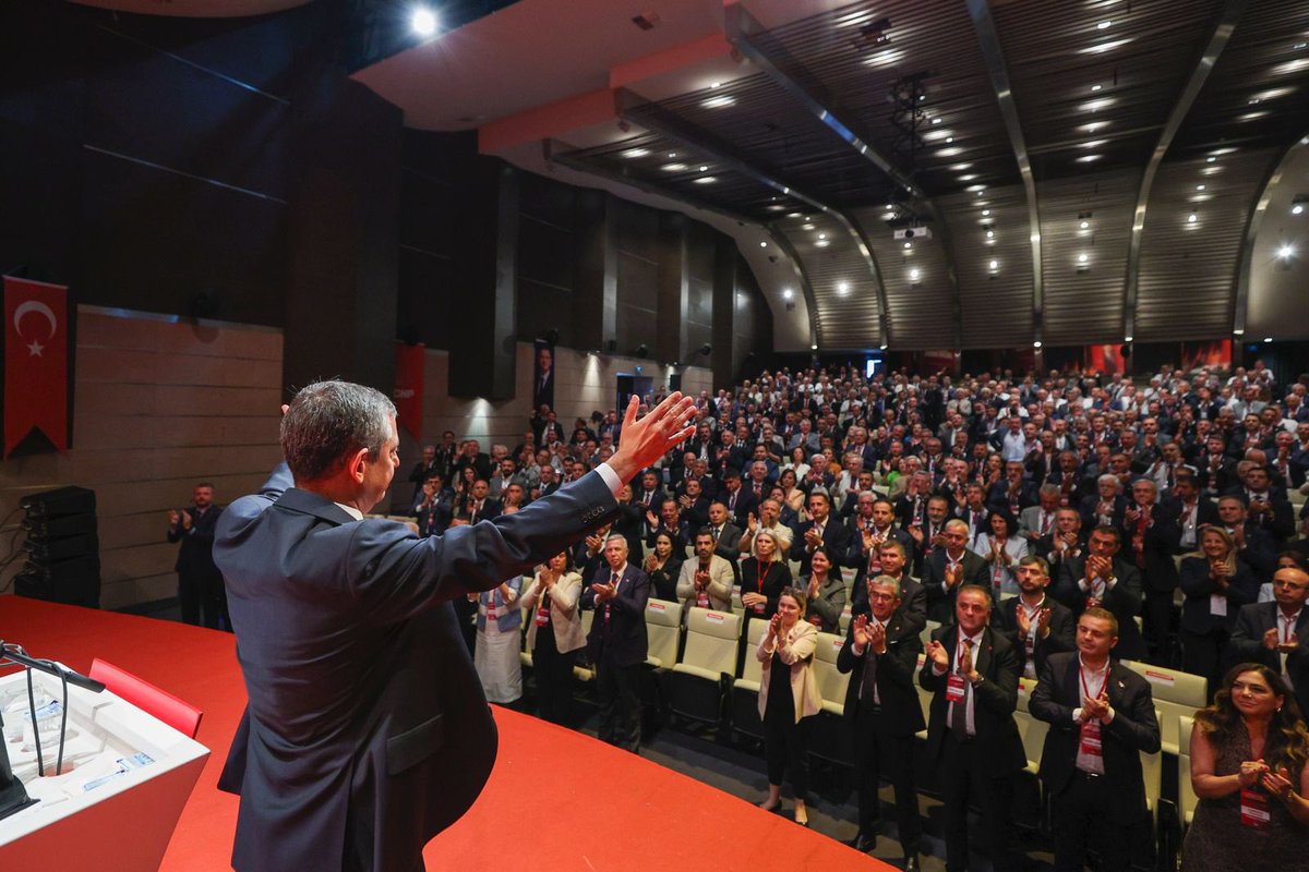 Bugün, Genel Merkezimizde tüm belediye başkanlarımızla bir araya geldik.

Biz, bu yola birlikte çıktık. Yine hep birlikte, cesaretle yürüyeceğiz.

Enerjimiz yüksek, bitiremezler!
İrademiz sağlam, zayıflatamazlar!
Bizi yolumuzdan çeviremezler!