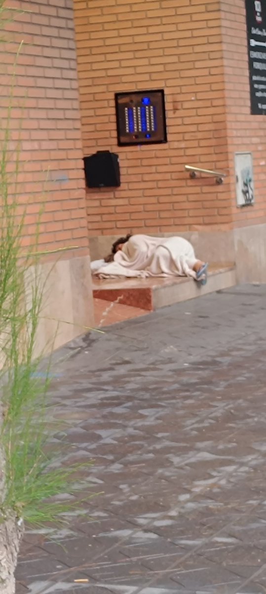 VeinsJordi5104's tweet photo. Seguim amb el barri brut amb inseguretat. Demanem que l'ajuntament i serveis socials es posi a treballar amb el tema. El grup de sense sostre que viuen al barri necesiten que els ajudeu@TGNAjuntament https://t.co/fkIplwzCEs