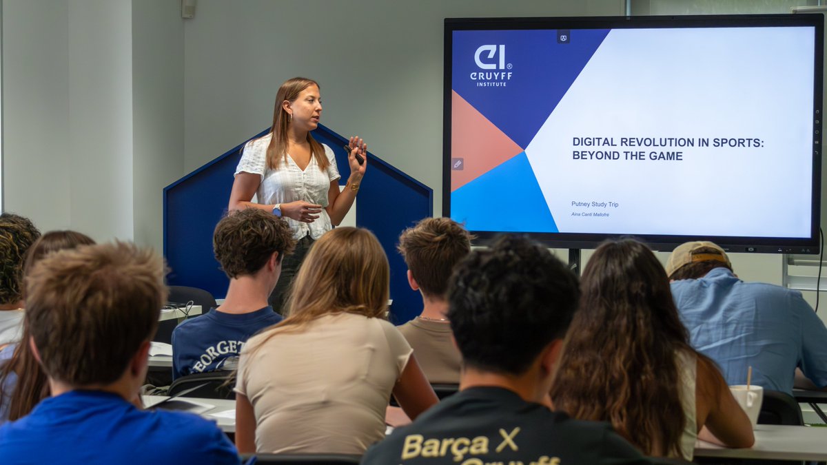 CruyffInstitute's tweet image. We keep going with the Masterclass sessions for the @PutneyST students in #Barcelona!
This time with Ricardo Salinas and Aina Cantí, sharing insights on economics and digital transformation in sports.
Learning from real-world cases and top professionals in the sports industry!