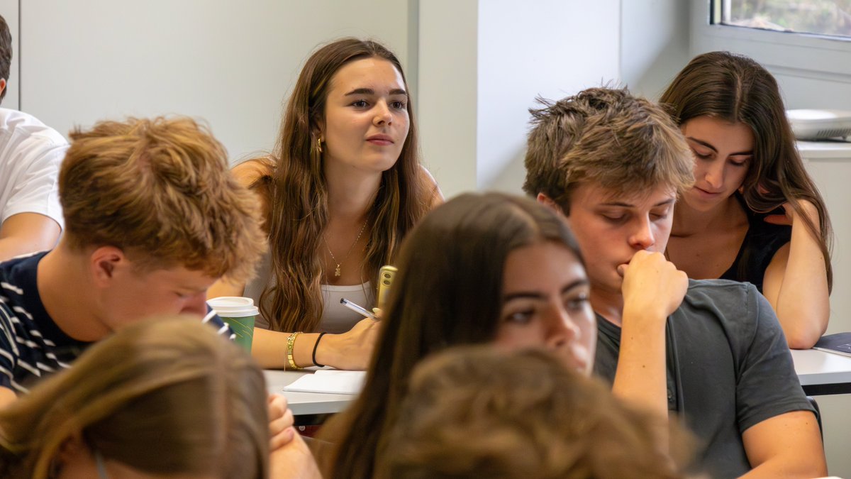 CruyffInstitute's tweet image. We keep going with the Masterclass sessions for the @PutneyST students in #Barcelona!
This time with Ricardo Salinas and Aina Cantí, sharing insights on economics and digital transformation in sports.
Learning from real-world cases and top professionals in the sports industry!