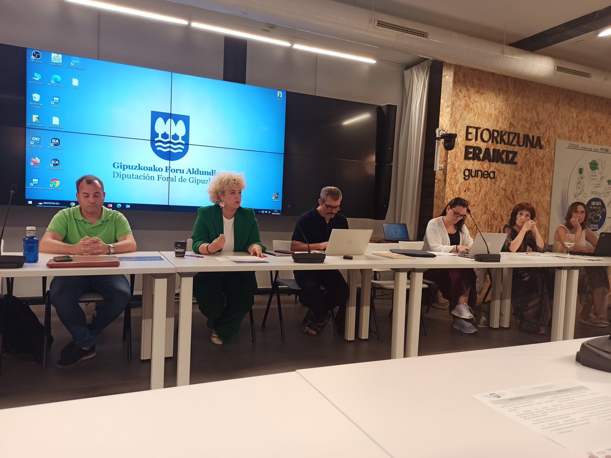 📢 Asistimos a la Mesa de Diálogo Civil de <a href="/Gipuzkoa/">Gipuzkoa</a>, donde se aborda el avance de la Agenda 2030, cuyos datos serán pronto accesibles para la ciudadanía. También se habla del aumento de las ayudas al tercer sector social y la subvención a proyectos de innovación social.