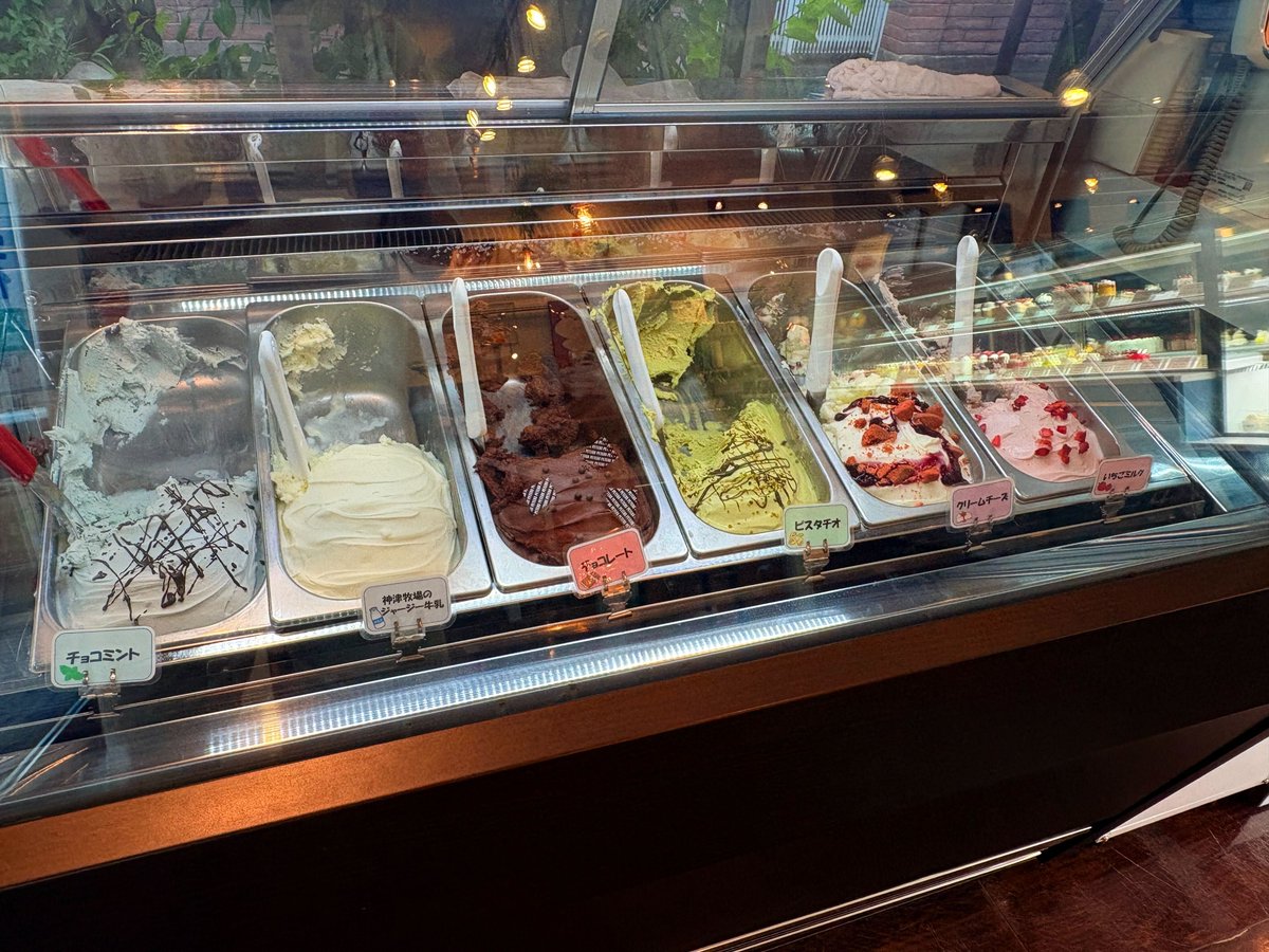 vt_sturgeon_nft's tweet image. #PETERS のケーキはどれも美味しいけど、実はジェラートも最高なのです…🍨✨
お気に入りは香ばしいピスタチオ味と濃厚なブラウニーのような味わいのチョコレート味！
間違いないおいしさです☺️
みんなはなんの味が気になりますか？

#長野 #佐久市 #ケーキ #ピータース