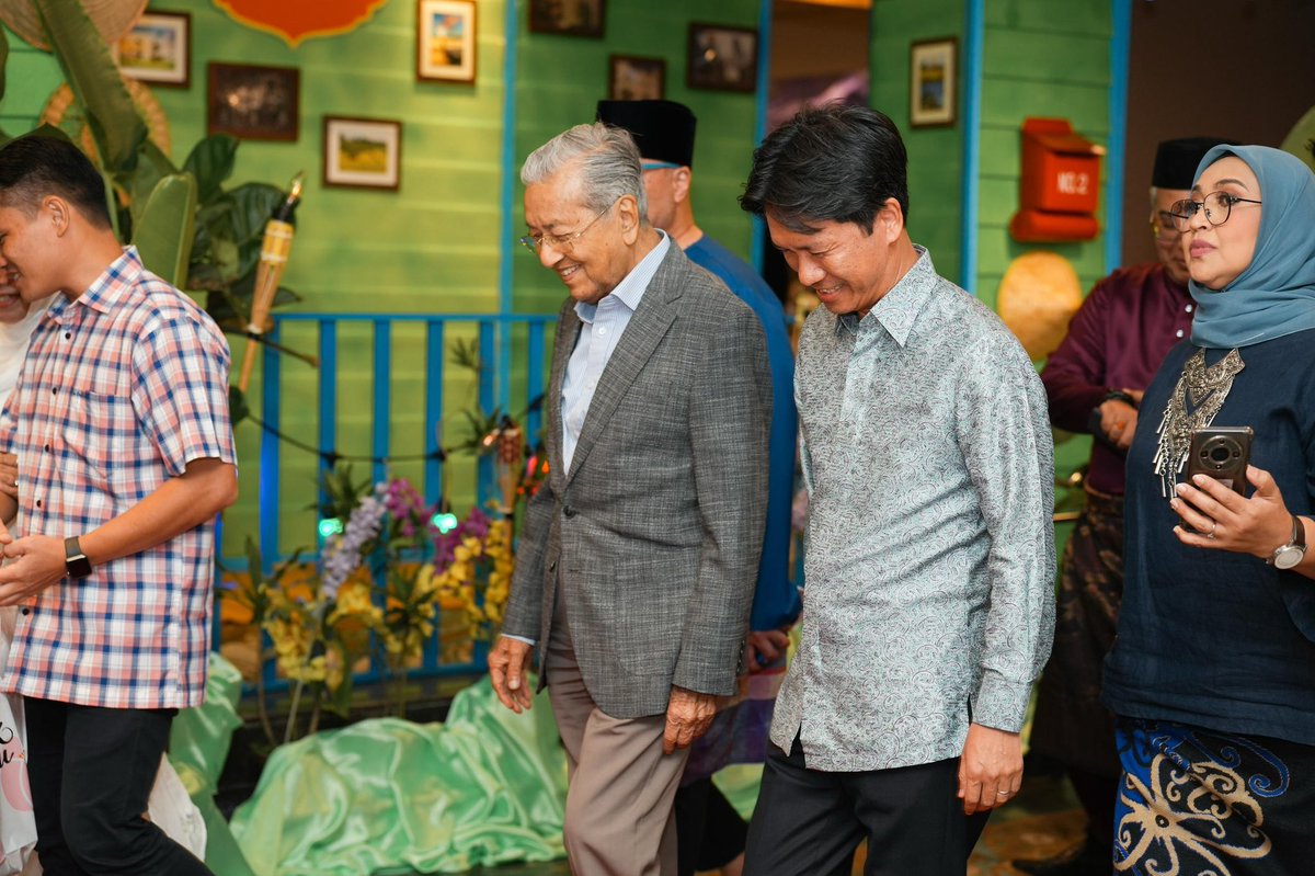 omarmu's tweet image. 100 years of Tun Dr Mahathir Mohamad.
A statesman who shaped this country like no other. A maverick who defied the naysayers at every turn, both at home and abroad.
Some admired him. Others challenged him.
But all of us lived under his shadow.
I once engaged him as a…