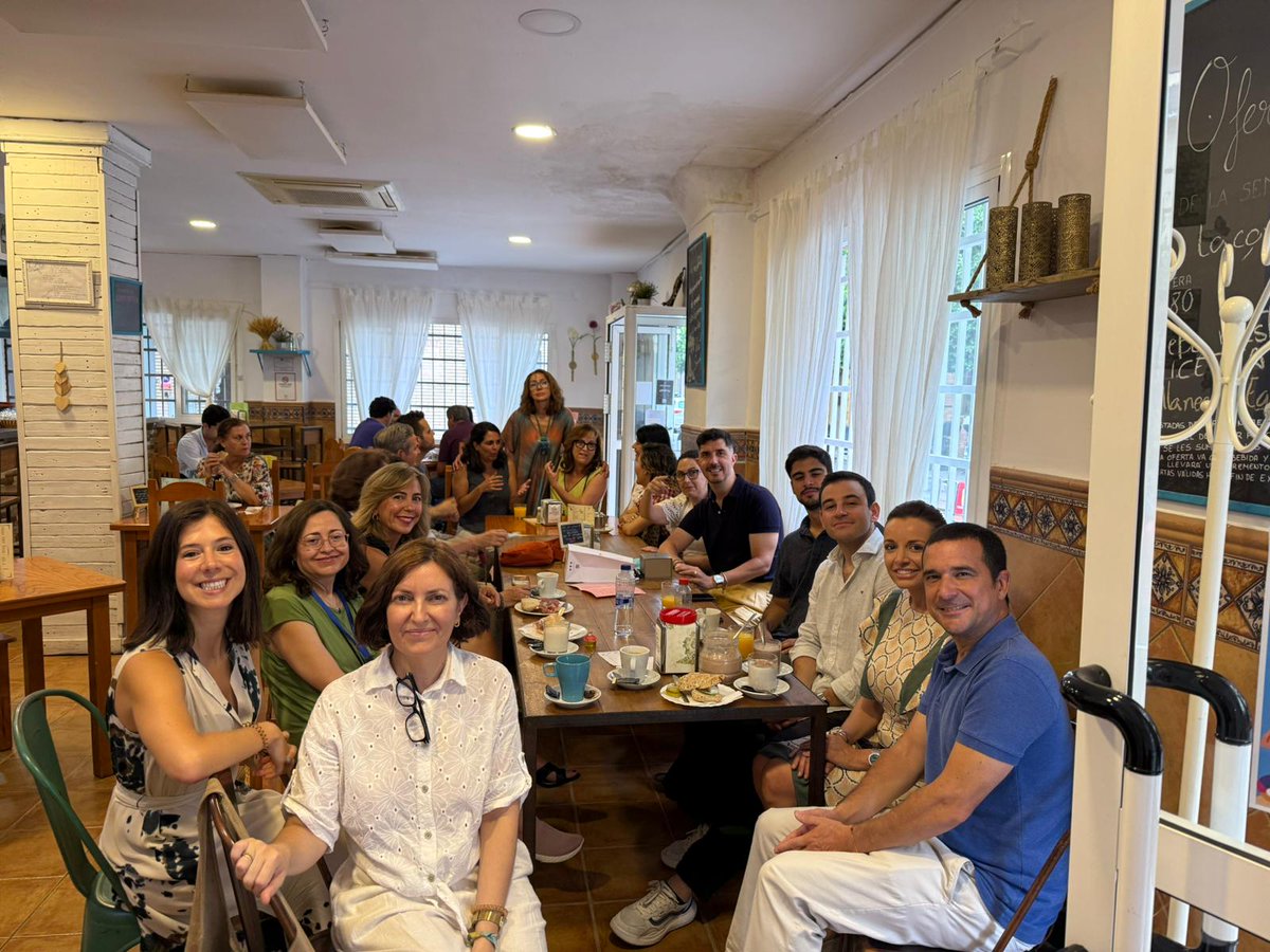 🎉👩‍⚕️ ¡Celebramos la jubilación de la Dra. Rosa Sánchez Gil! 🫁💖
<a href="/NeumoHUVR/">NeumoToraxHUVR</a>
Gracias por tantos años de entrega, compromiso y humanidad en el diagnóstico del cáncer de pulmón 🧠🩺🎗️
Un honor haber compartido este camino contigo 🌟
#ComitéDeTumores #SomosHUVR