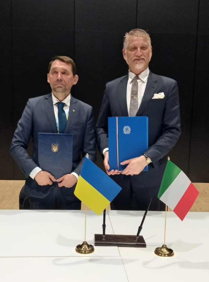 tochytskyi's tweet image. 🇺🇦🤝🇮🇹 Ukraine & Italy join forces to protect culture during & after the war.
With 🇮🇹 Minister @AlessGiuli, we signed the Rome Manifesto to launch the Cultural Resilience Alliance — restoring 🇺🇦 heritage, supporting artists & straightening national resilience through culture.
