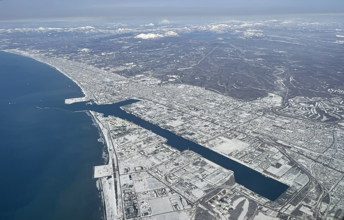 ちなみに、新千歳空港に到着する直前、もしくは離陸直後、海沿いに運河みたいな港がある街が見えます。

それが苫小牧です。

この苫小牧西港は、砂浜を掘って作られた、世界初であり世界最大の大規模掘り込み式港湾になっています。

北海道で一番大きな港湾であり、国内貨物取扱量は日本一を誇ります