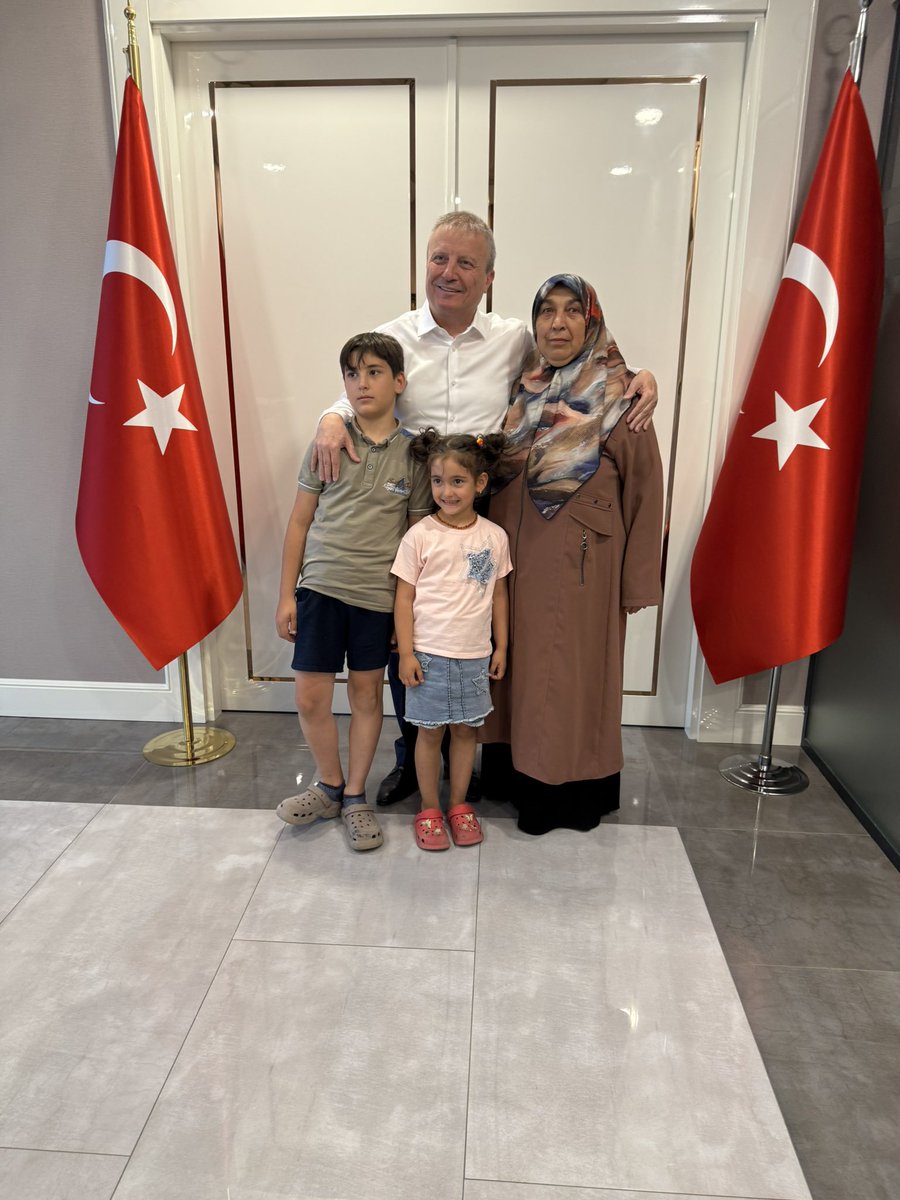 Dostlarımız Köse Ailesi ziyaretimize gelerek bizi mutlu ettiler. Keziban Köse ablamıza şifa diliyorum. Allah sağlıklı ömür versin. Her zaman yanlarındayız . #öncesağlık #önceinsan