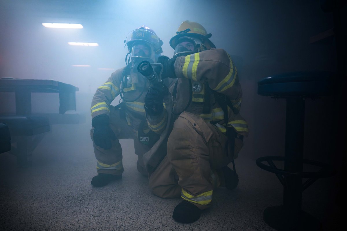 CJOC_COIC's tweet image. 🚨 Drill at Sea 🚨
On April 24, 2025, HMCS Montréal’s Rapid Response Team tackled a simulated fire in the junior ranks’ galley during a damage control exercise. This was part of prep for #FormidableShield under #OpREASSURANCE in the Atlantic.
