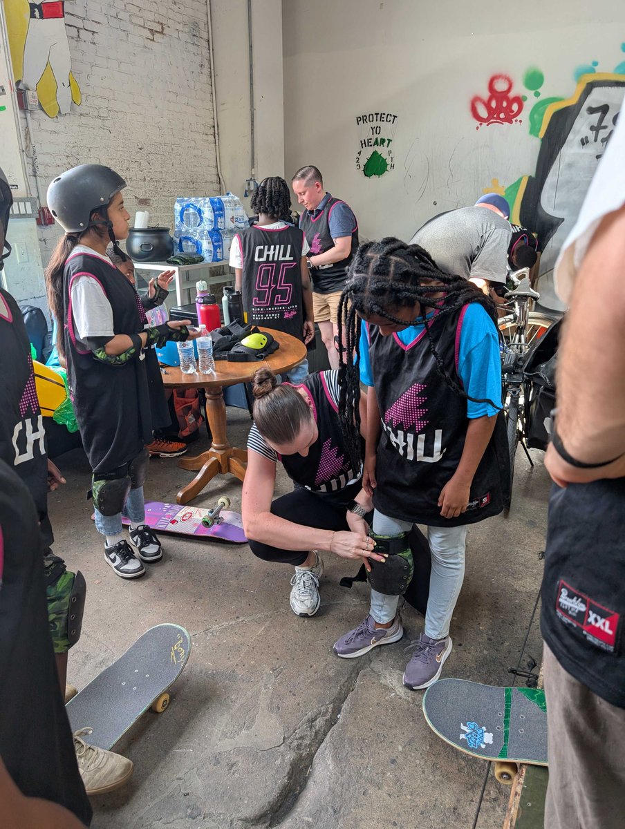 BeyondSport's tweet image. On Tuesday, we got the chance to volunteer at @ChillFoundation, our #HeadInTheGame grantee in NYC β skating, learning & connecting πΉ
Thank you to the Chill team for showing us how boardsports can be a powerful tool for youth mental wellbeing. Learn more: chill.org