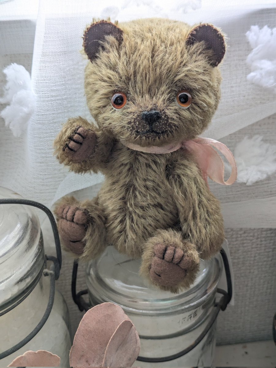 今年も #やみくま に参加します
今年の型紙は #雅太郎玩具店 さんです
私の参加作品はこの #テディベア です
どうぞよろしくお願いします

#えっちゅうえみ　
#sharonandbear