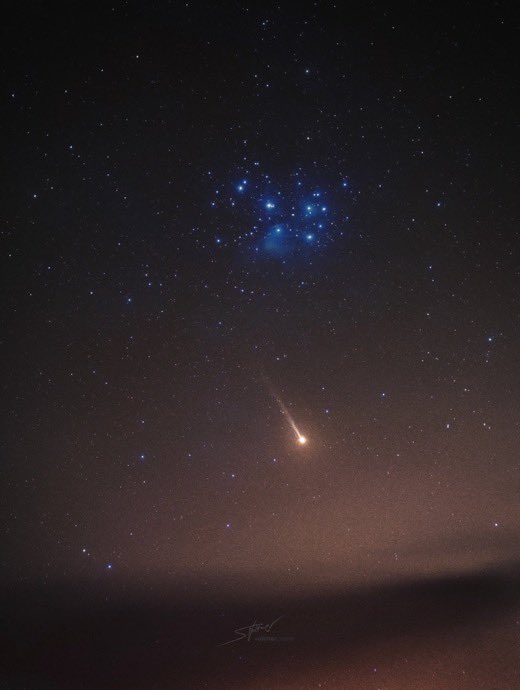 Xavi_Bros's tweet image. This is not a comet!
Mercury has a 2.5 million km long tail.
The solar wind and micro-meteorites eject sodium atoms from Mercury’s surface. This creates a yellow-orange tail of sodium gas only visible with a 589nm filter and specially good conditions.
Images: S. Voltmer